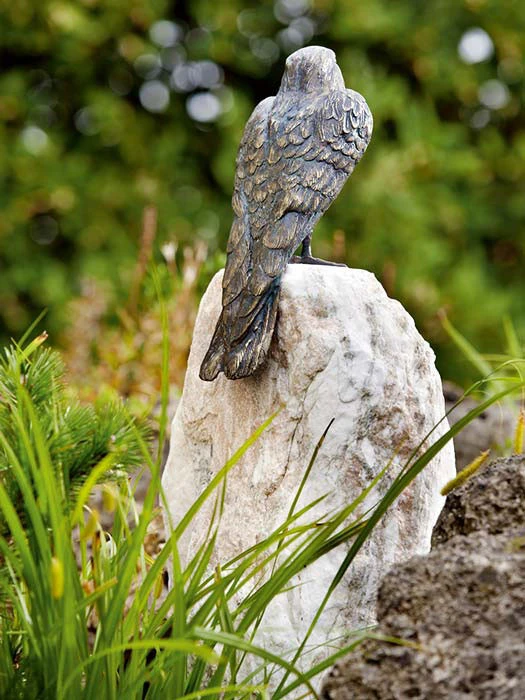 Bronzefigur Turmfalke auf Rosario-Findling (Art.88844) Bronzefigur Turmfalke Auf Rosario-Findling (Art.88844) -Gartenausstattergeschäft bronzefigur