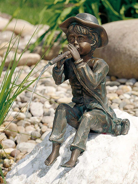 Bronzefigur Toni groß (Art.Nr. 88377) Bronzefigur Toni Groß (Art.Nr. 88377) -Gartenausstattergeschäft bronzefigur toni