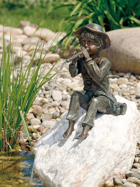 Bronzefigur Toni (Art.Nr. 88137) Bronzefigur Toni (Art.Nr. 88137) -Gartenausstattergeschäft bronzefigur